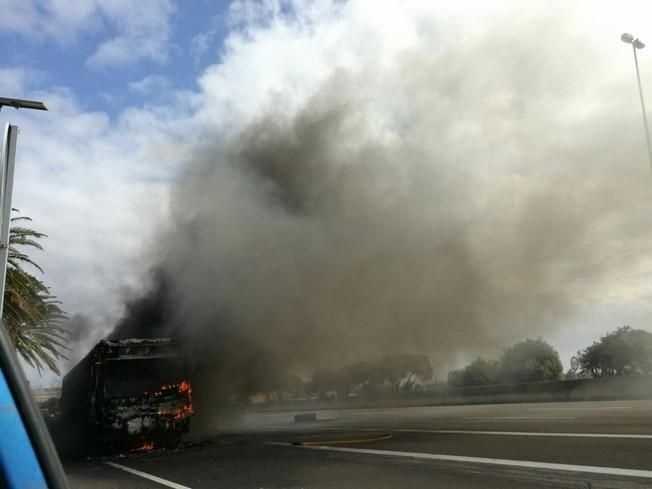 Arde una guagua a la altura del aeropuerto de Gran Canaria