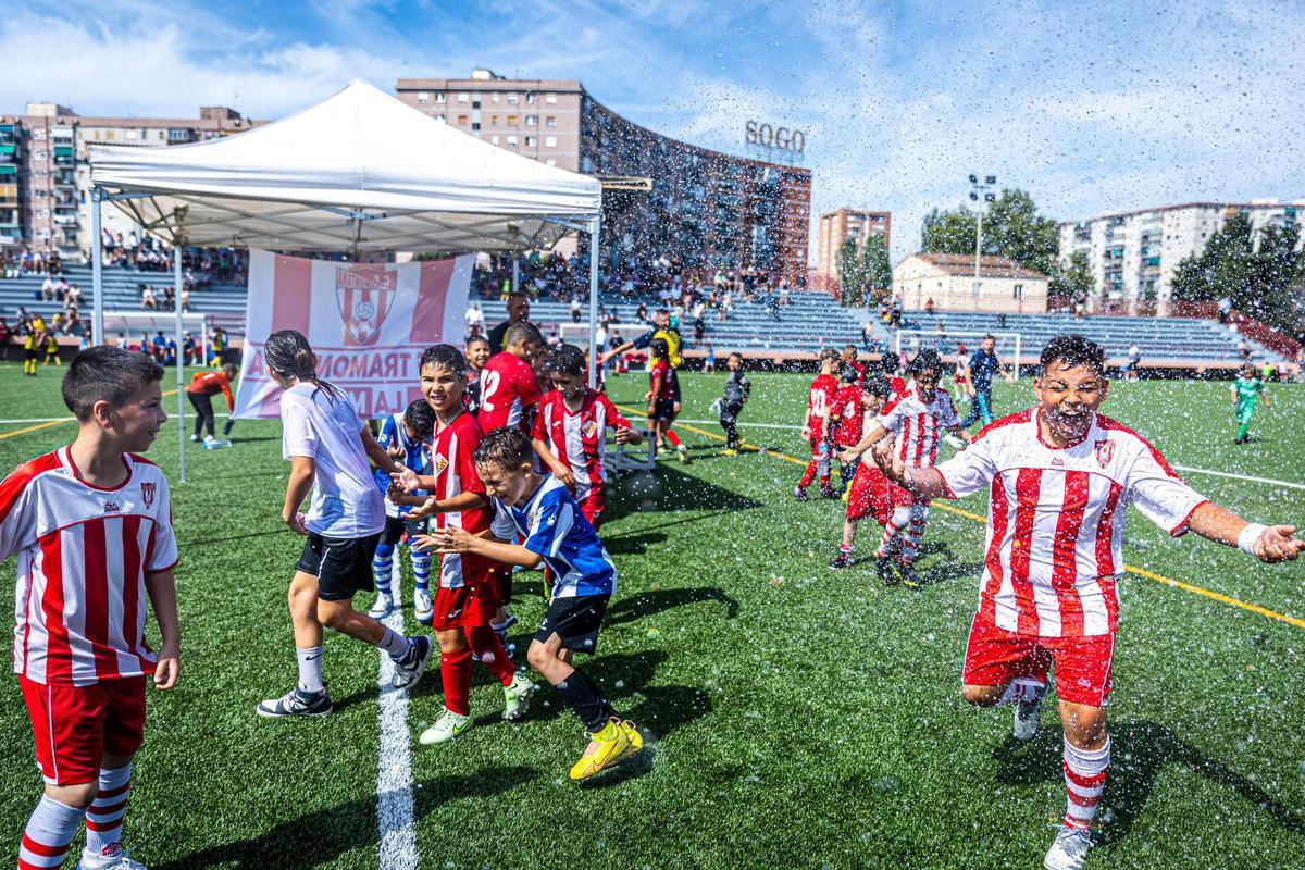 La Mina celebra su primera Champions infantil