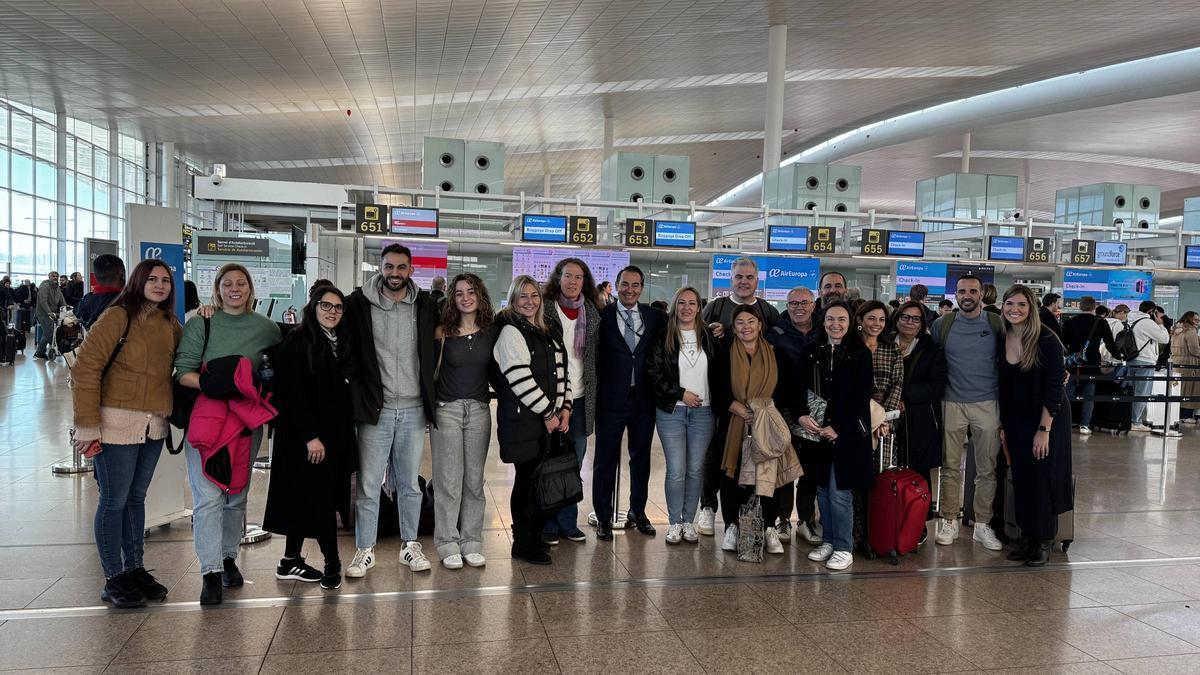 El grupo de alumnos con el hizo el curso de Perdiendo el miedo a volar el pollencí Chacón, al final a la derecha.