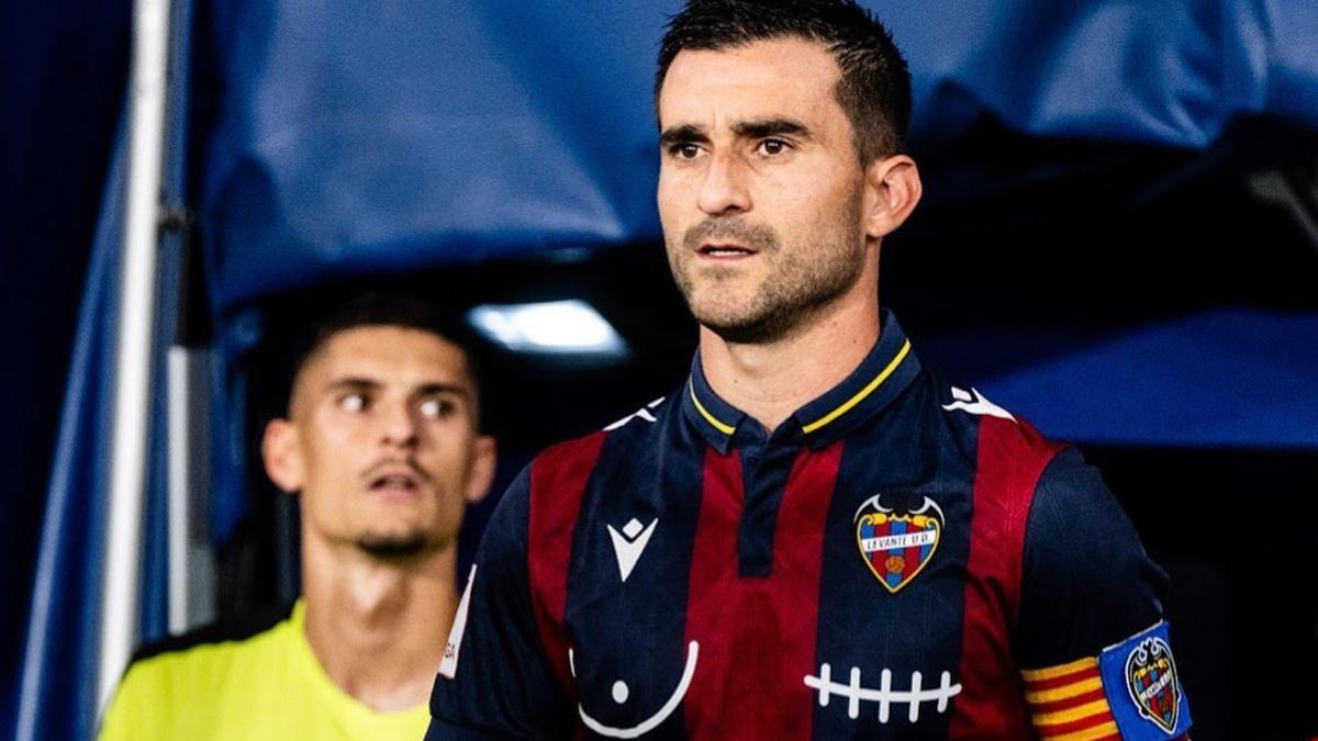 Sergio Postigo con el brazalete de capitán en el Levante UD