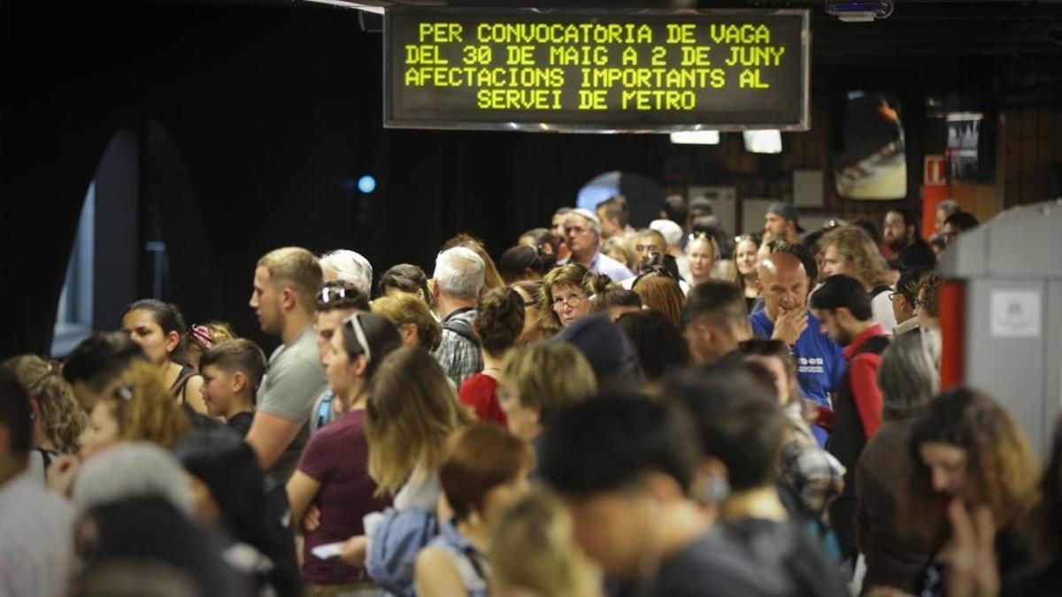 Uno de los andenes del metro en plaza Catalunya durante el paro parcial de la tarde del lunes.