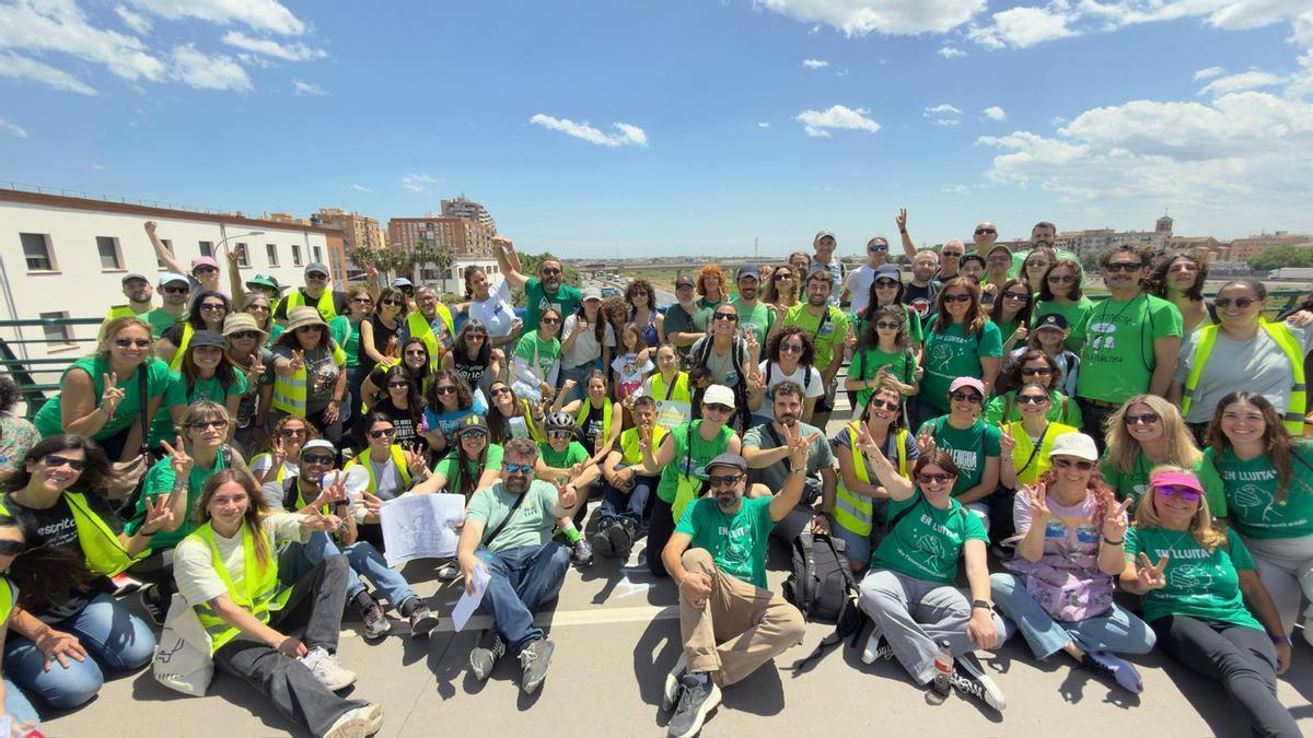 Una pancarta en defensa de la huelga educativa ya cuelga desde el Puente de la Solidaridad