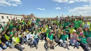 Una pancarta en defensa de la huelga educativa ya cuelga desde el Puente de la Solidaridad