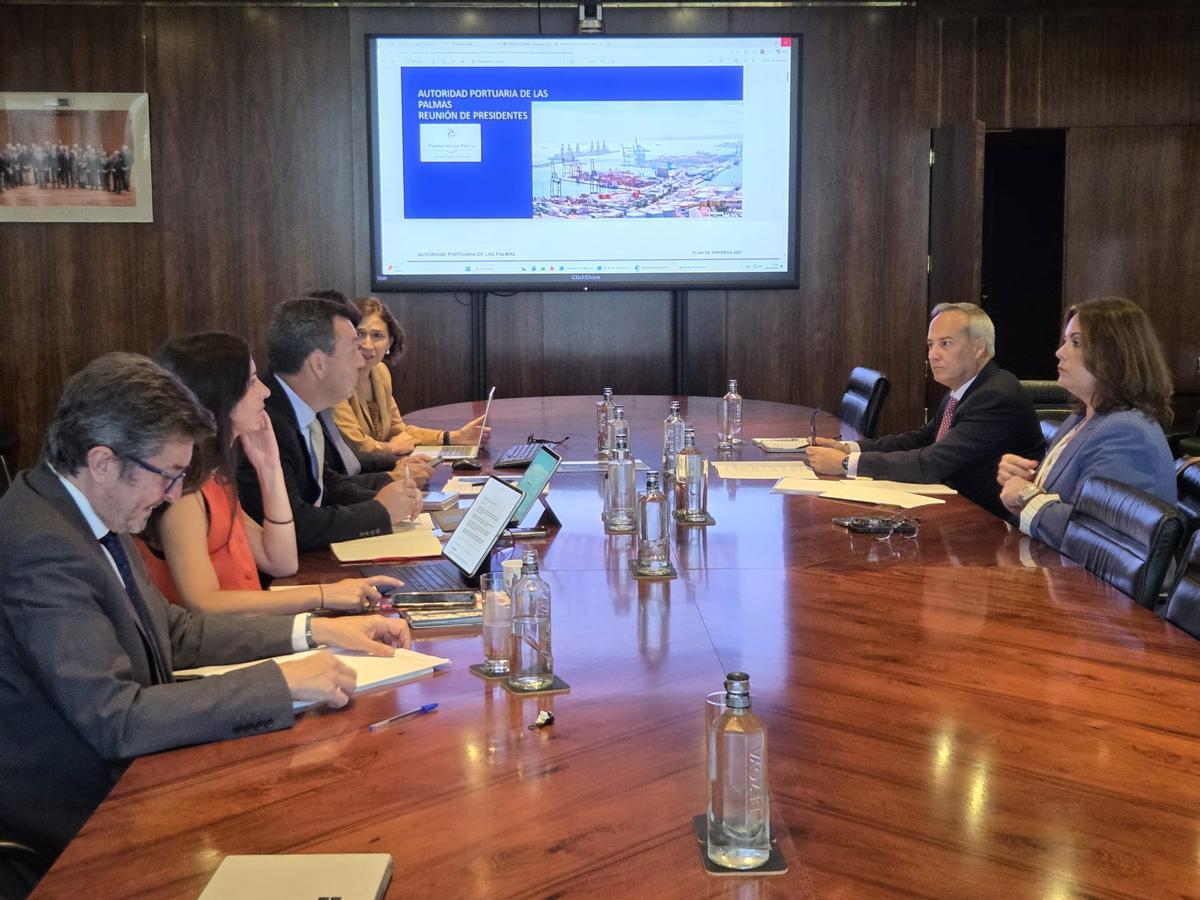 Beatriz Calzada, Francisco Trujillo y Gustavo Santana durante la reunión del Plan de Empresa 2027 de la Autoridad Portuaria de Las Palmas