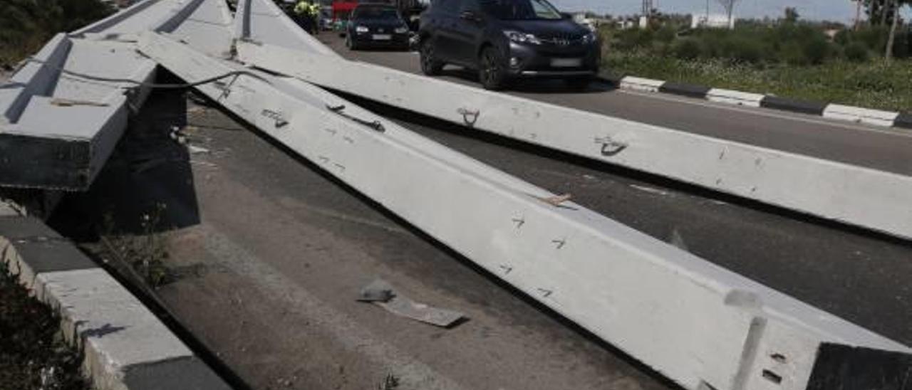 Tres grandes vigas cortan una rotonda en l&#039;Alcúdia