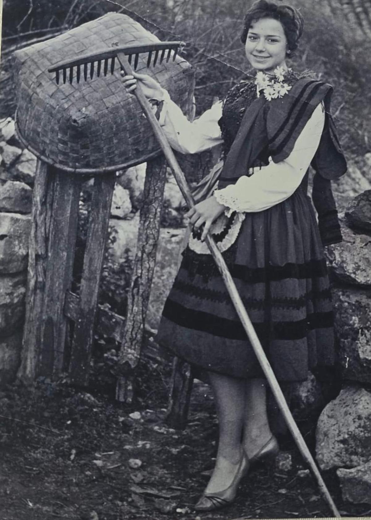 Esta es la primera vez que Rosario vino a Asturias. Ya casada por poderes pero todavía no había conocido a su marido en persona porque no había viajado a Venezuela. La vistieron de llanisca