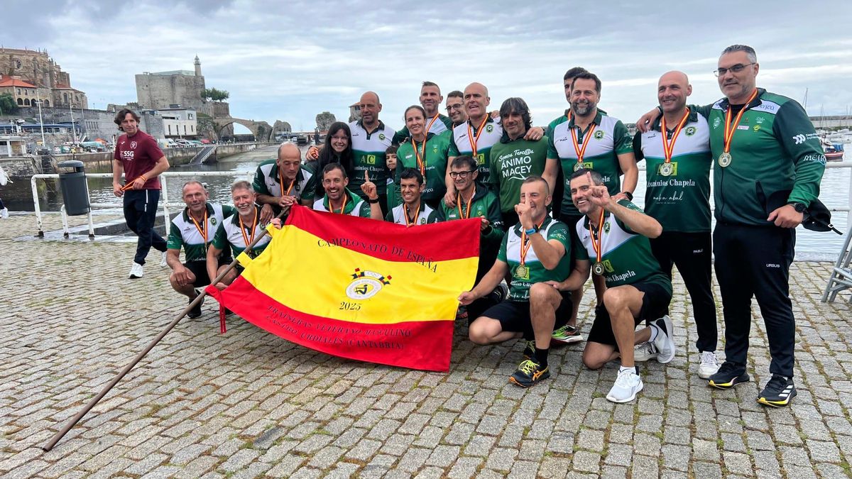 La tripulación de veteranos de Meira, con Sonia Boubeta en el centro, festeja su título de campeones de España de traineras en Castro Udrdiales.