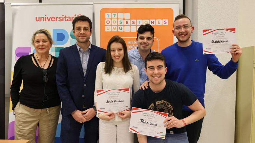 Representantes de Primafrio junto a estudiantes del Club de Debate de la UMU.