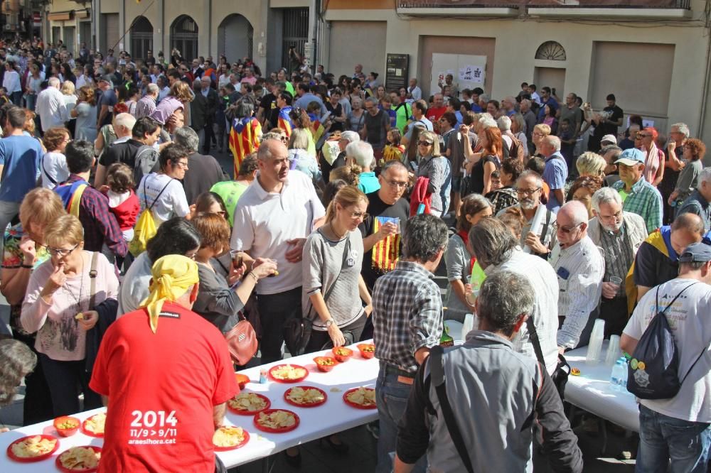 Penjada de cartells a Manresa pro referèndum