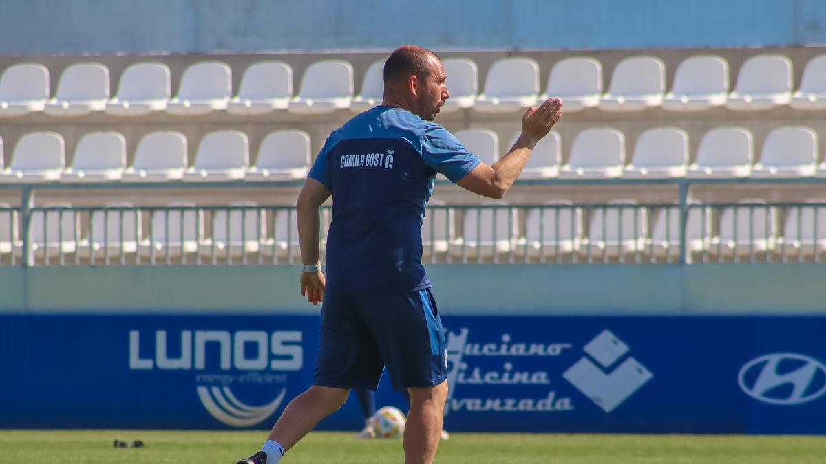 Tato García se dirige a sus jugadores en el entrenamiento de este jueves
