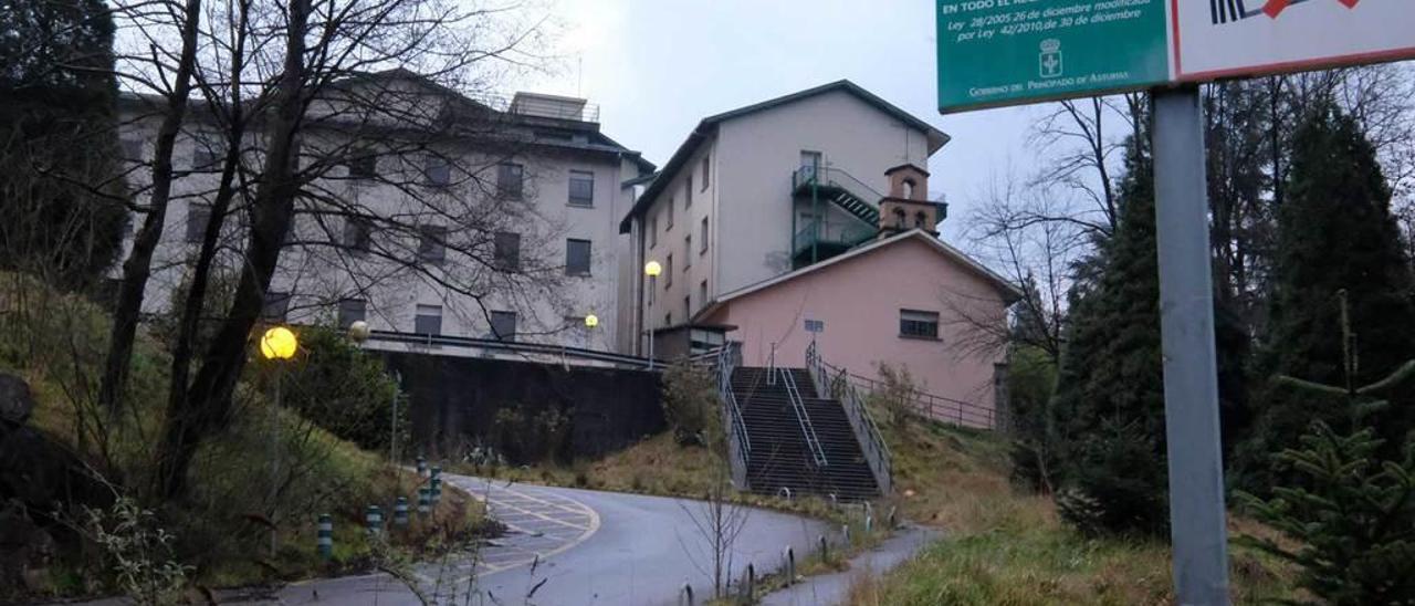 El viejo hospital de Murias, ya cerrado y sin seguridad.