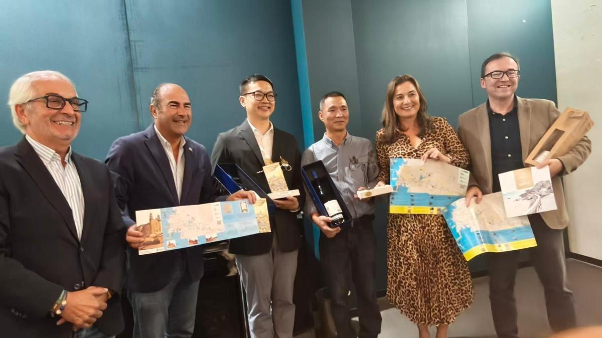 Las autoridades comarcales intercambiaron material promocional.