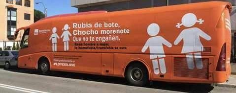 Las críticas al vehículo transfóbico del colectivo ultracatólico corren en forma de humor por las redes sociales.