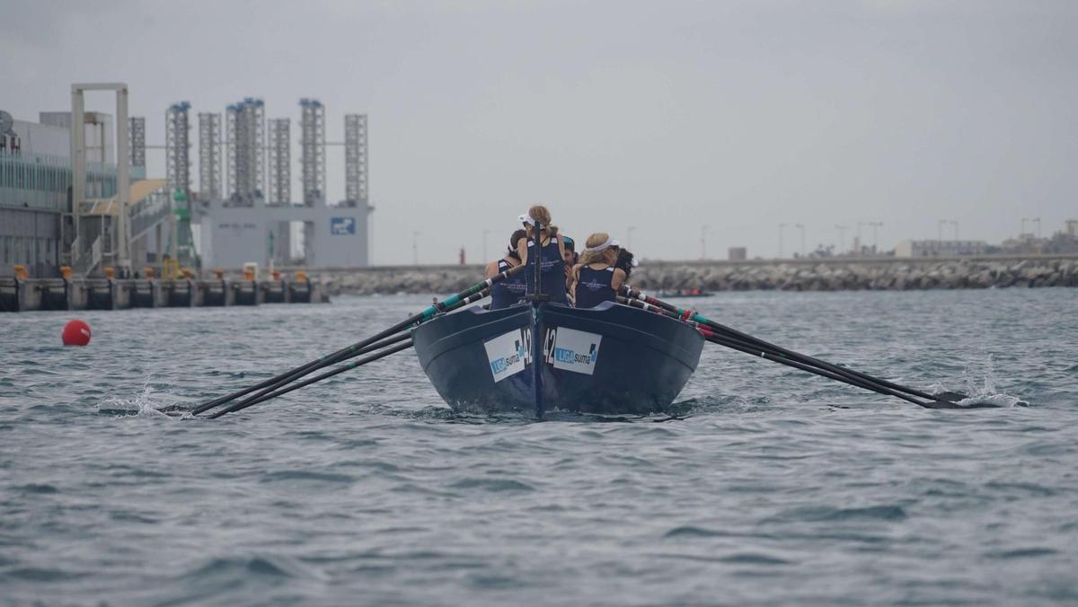 La regata se desarrolla en el interior del puerto alicantino.