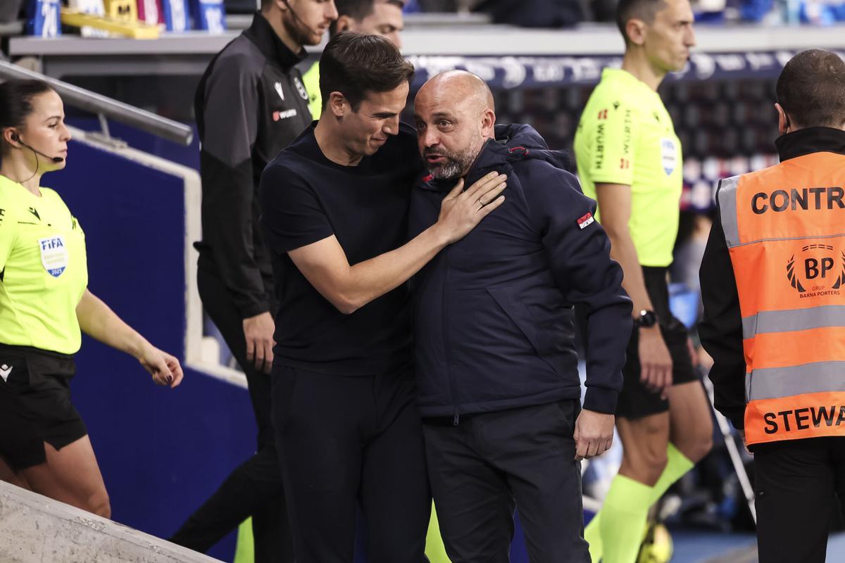 Iñigo y Manolo charlan tras finalizar el encuentro entre el Espanyol y el Rayo.