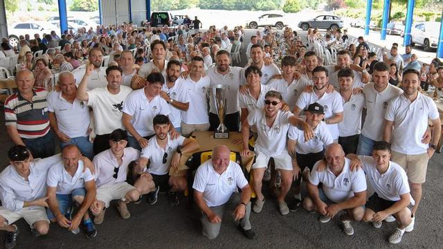 Jugadores y directivos posan con la copa de campeón de Segunda Autonómica. | BERNABÉ/JAVIER LALÍN