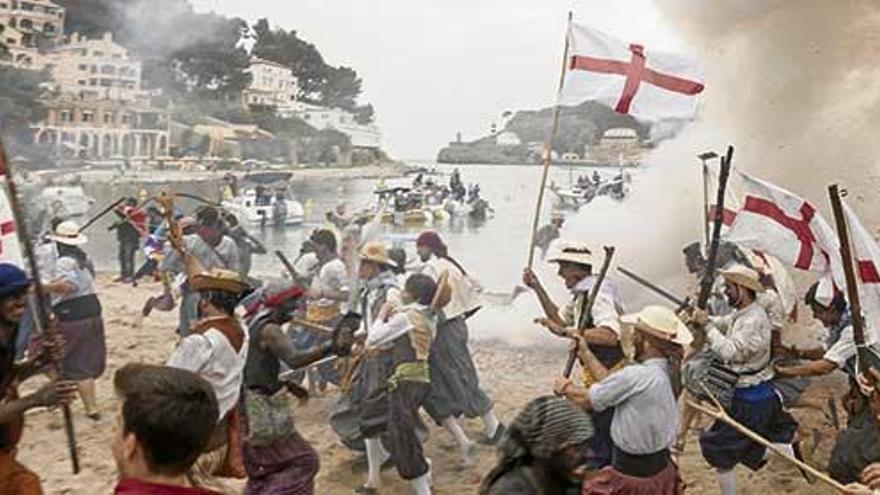 Una escena de la batalla entre piratas y cristianos en la playa de Can Repic, en el Port de Sóller.