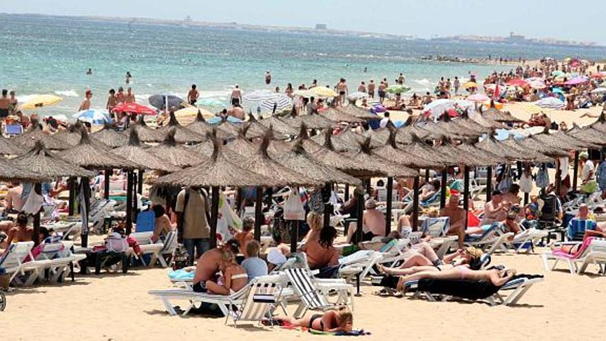 Las playas ilicitanas registraron ayer una notable afluencia de personas que acudieron por la subida de las temperaturas lo que propició que muchos se dieran el primer chapuzón.