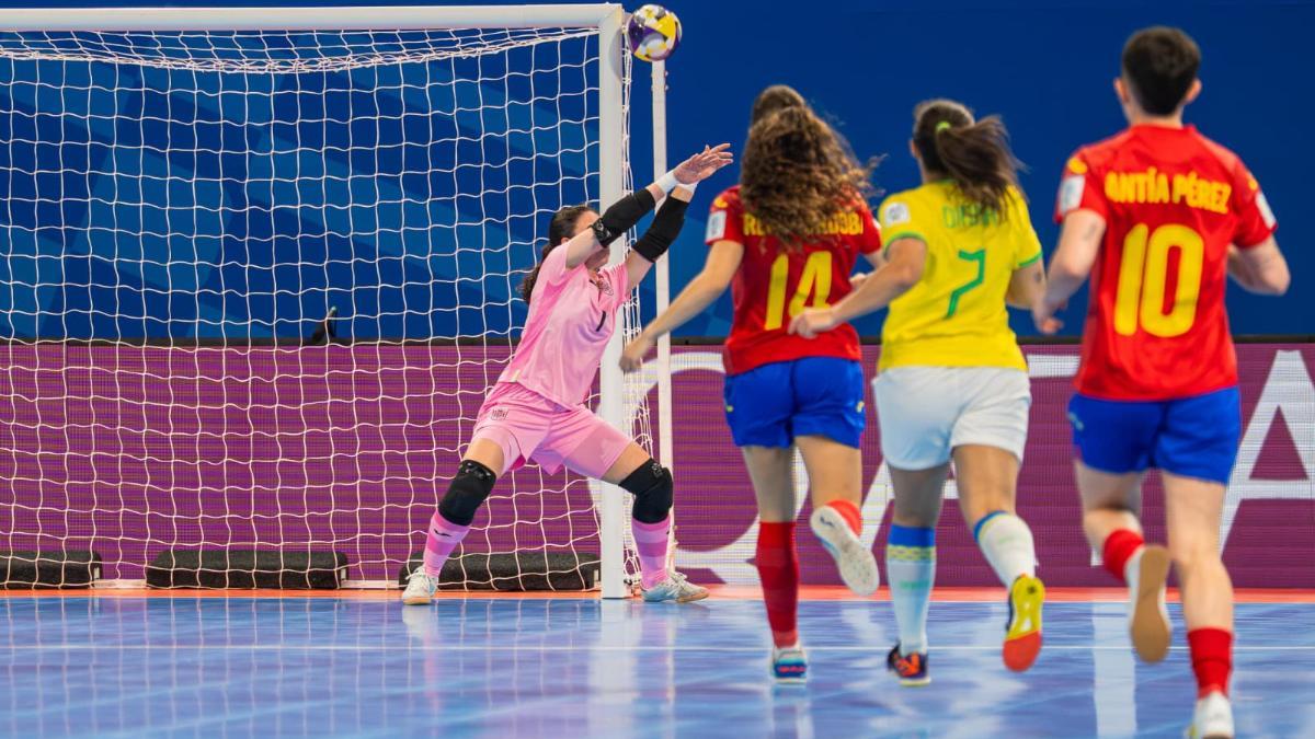Elena González estuvo notable pese a encajar cuatro goles