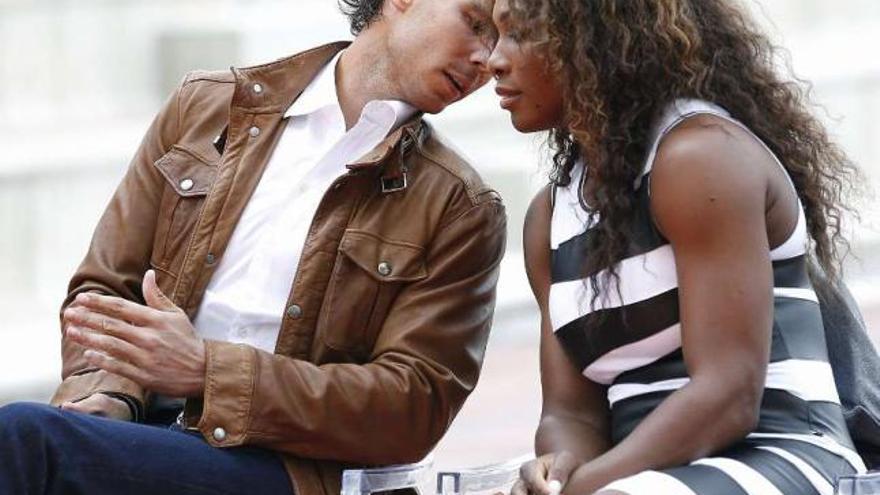 Rafa Nadal conversa con Serena Williams durante la presentación ayer del Masters 1.000 de Madrid. // Efe