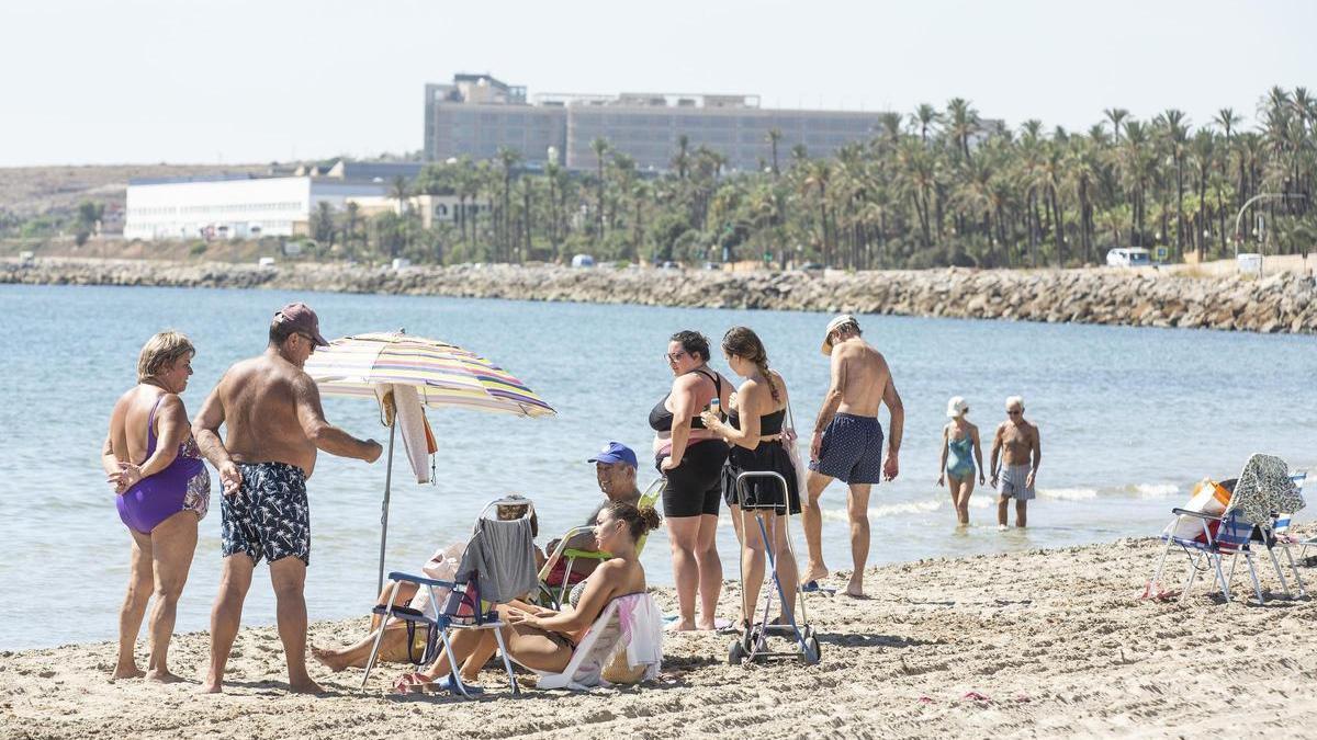 Bañistas en la playa de San Gabriel en una imagen de 2022.