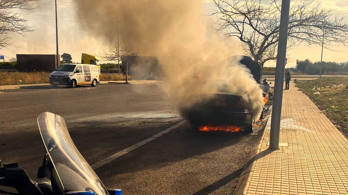 Por suerte, el fuego no afectó a otros vehículos.