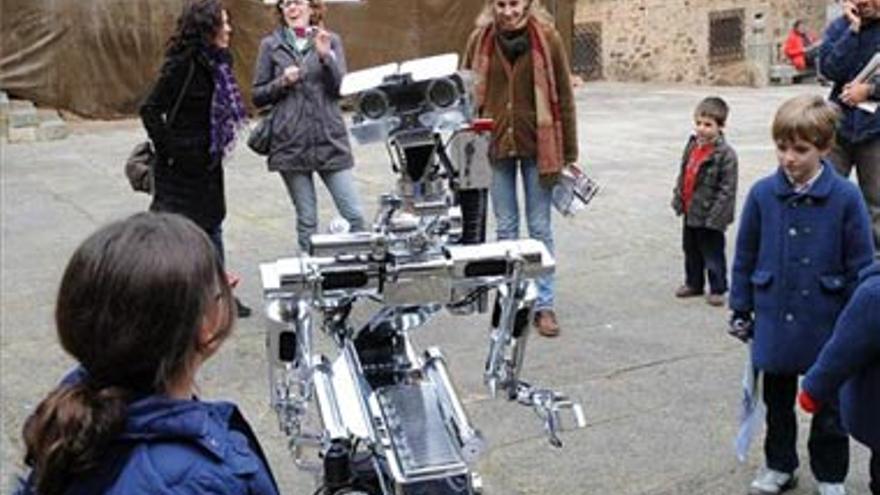 Un robot, nuevo atractivo turístico de Cáceres