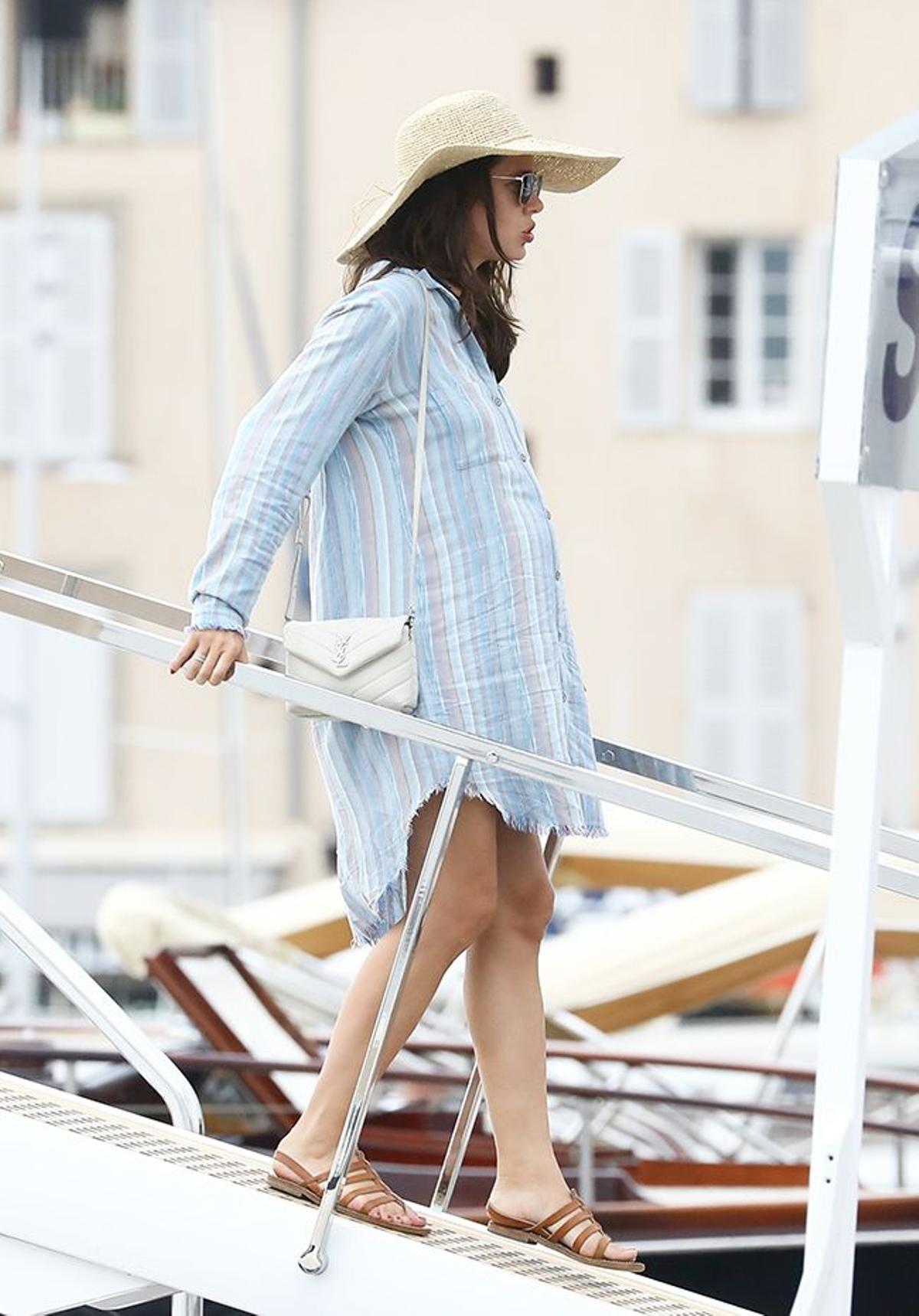 Carlota Casiraghi bajando de un yate en Saint-Tropez