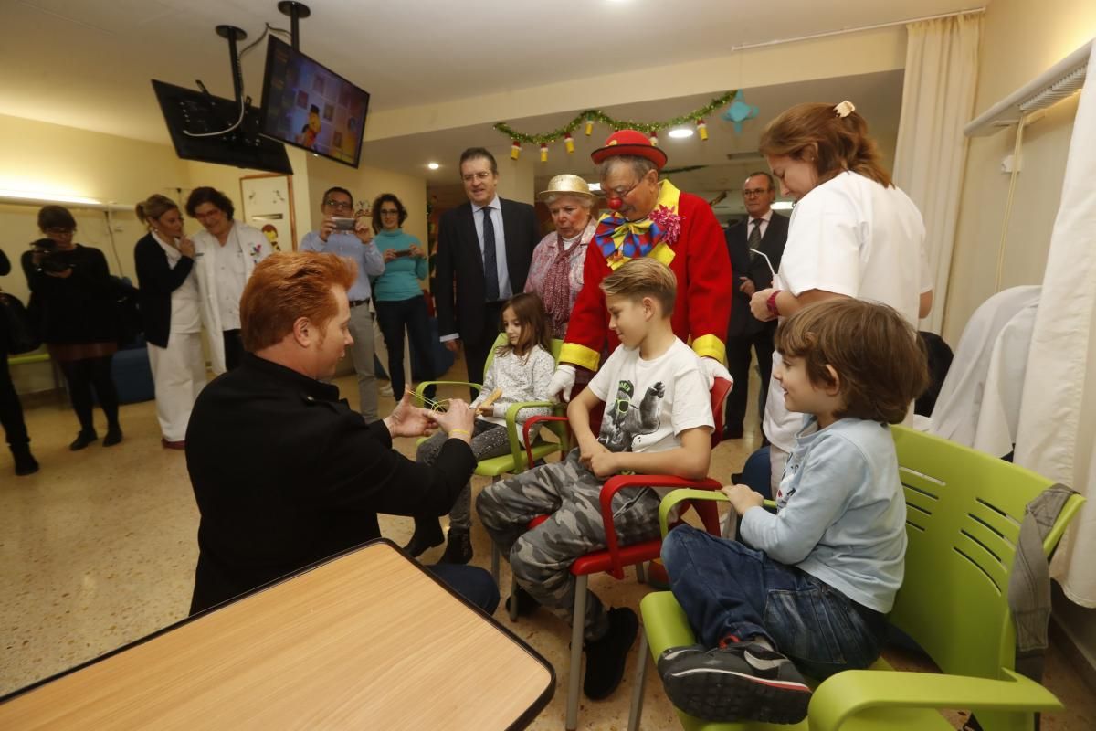 Yunke y Mel i Xispa llevan regalos y alegría a los niños del Hospital General
