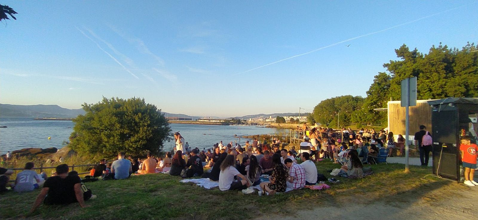 Ambientazo en las playas y plazas llenas para celebrar la noche meiga