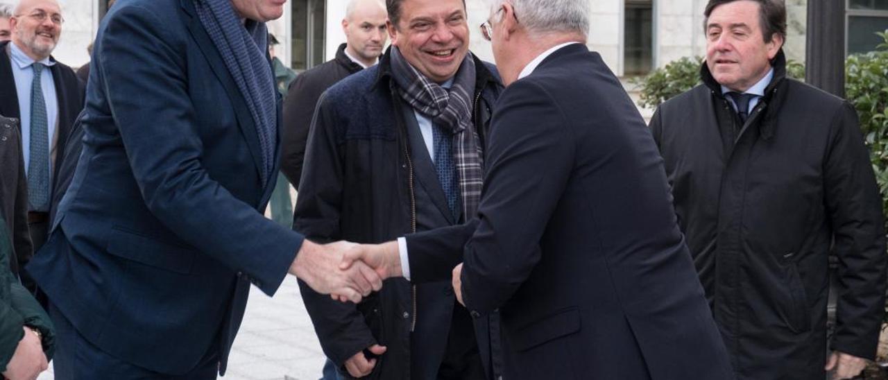 Hoggan saluda al presidente de la Rioja en presencia del ministro Planas, ayer.