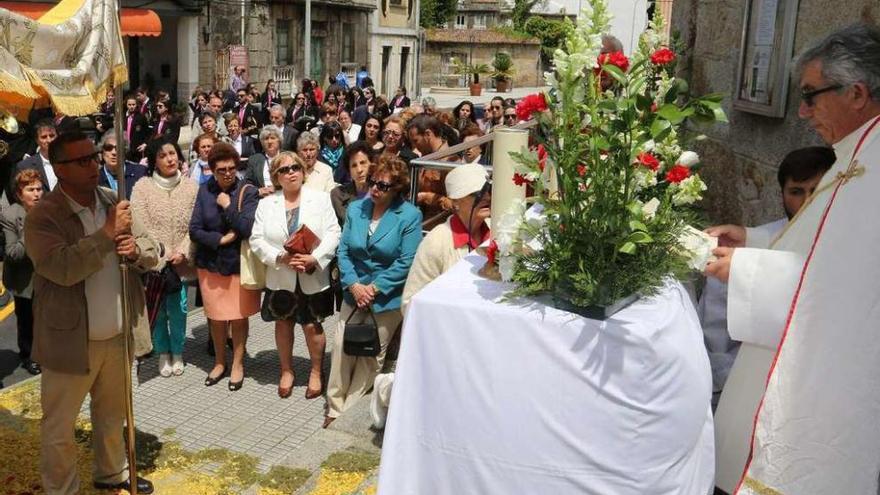 El cura de San Martiño, oficiando una misa de Corpus. // Muñiz