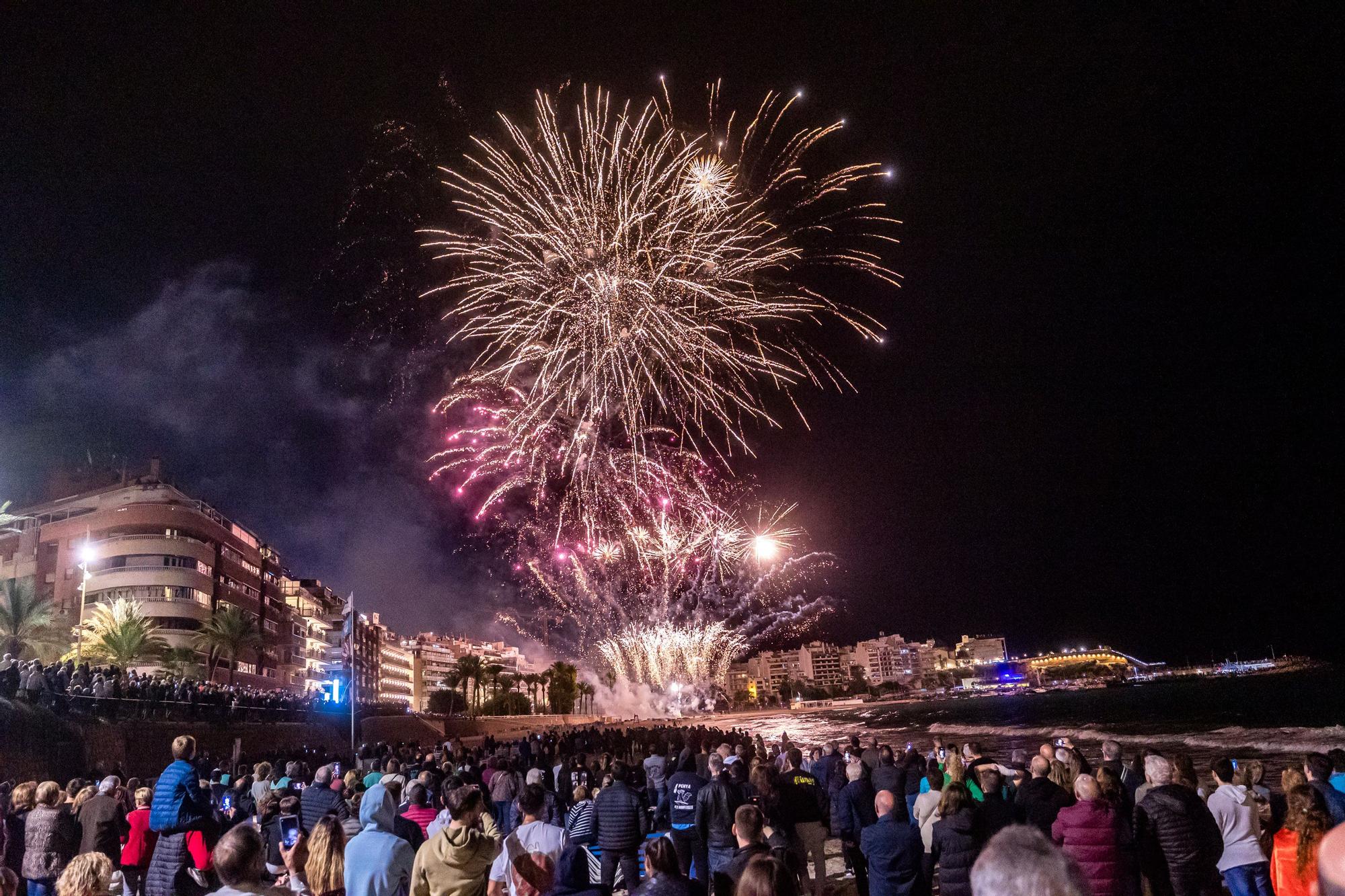 Desfile de carrozas y castillo de fuegos para despedir las Fiestas de Benidorm