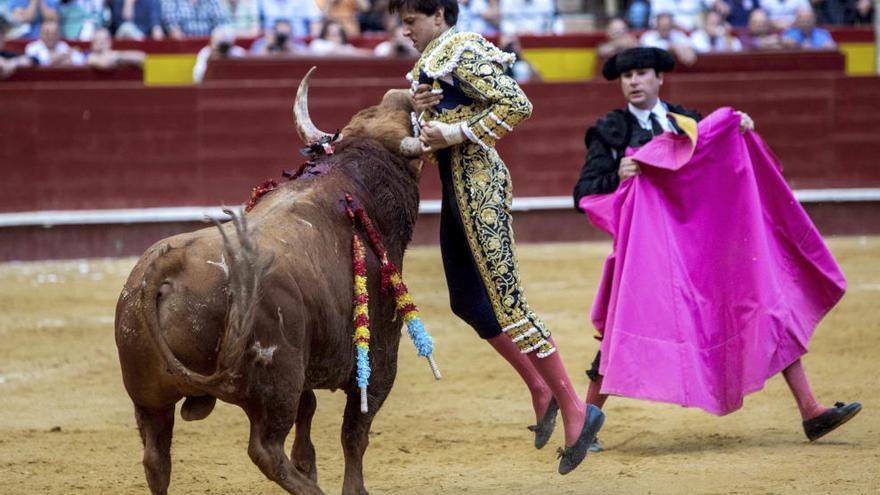 El toro levanta al diestro peruano Andrés Roca Rey en una cogida