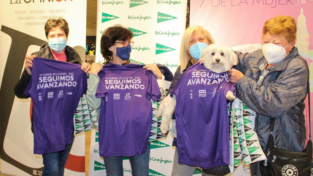 Varias de las participantes con la camiseta de la Carrera de la Mujer
