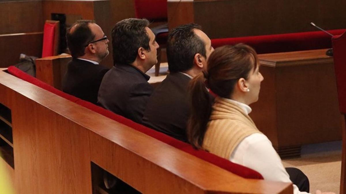 Daniel Fernández, Manuel y Fracisco Bustos y Maria Elena Pérez, en el banquillo de los acusados.