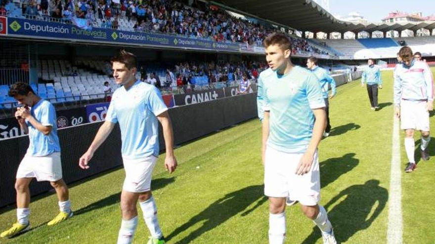 Los jugadores juveniles del Celta abandonan cabizbajos el terreno de juego tras caer ayer en la final contra el Sevilla en Balaídos. // José Lores