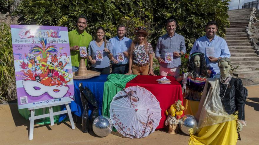La alcaldesa Onalia Bueno, en el centro, presenta el carnaval junto a su equipo.