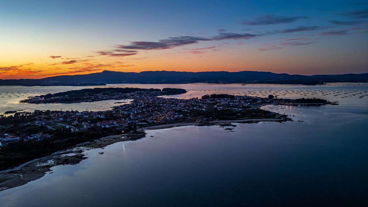 Vista aérea al atardecer de Illa de Arousa