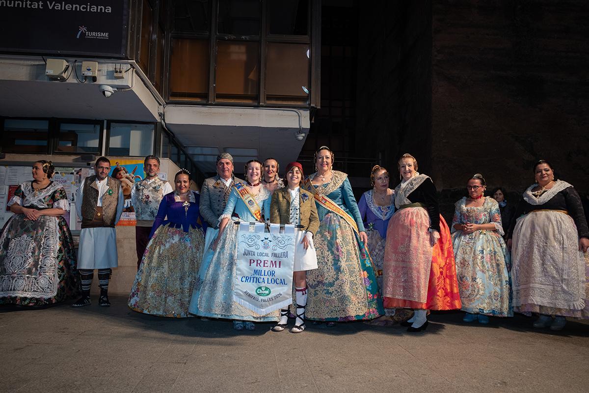 Los representantes de Mitja Capa al recoger uno de los premios.