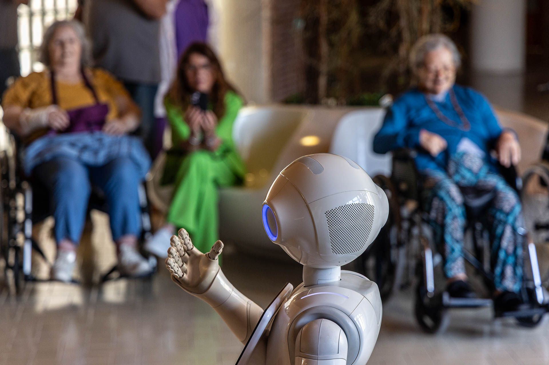 Un humanoide y un perro robot en el Hogar Provincial de Alicante