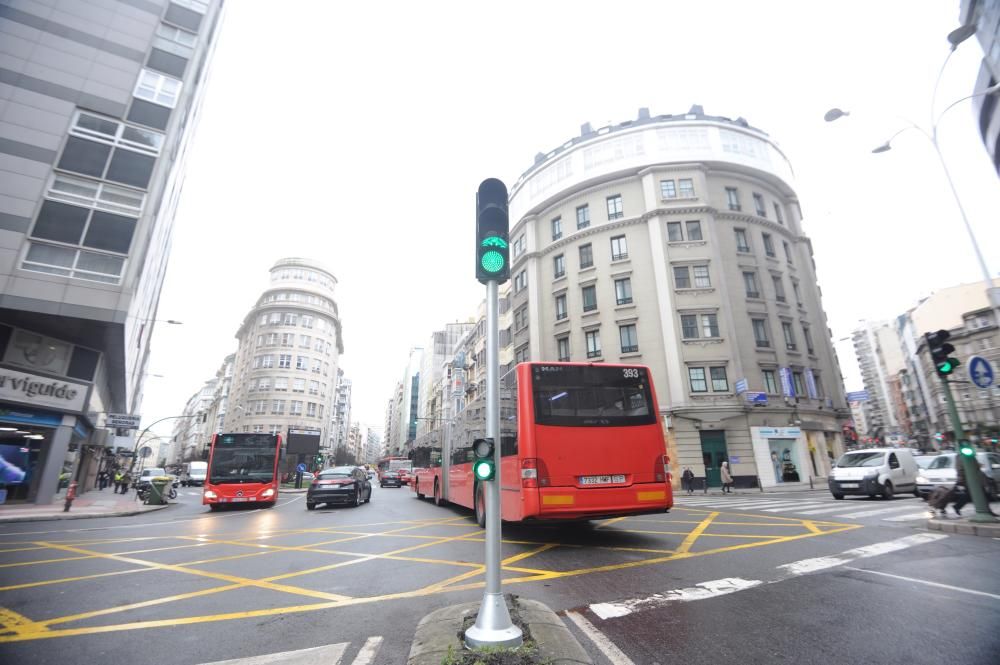 A la fuga tras derribar un semáforo en A Coruña