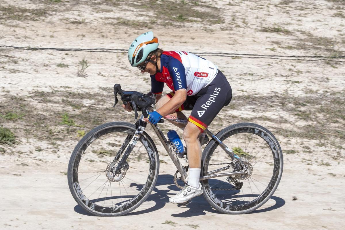 La ciclista de Bocairent Mª José Silvestre durante la prueba de gravel.