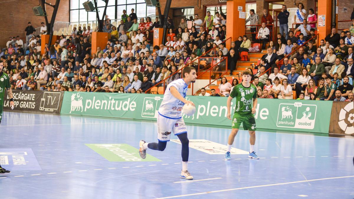 Mario Dorado se dispone a lanzar un siete metros en el partido ante el Cuenca en El Sargal.