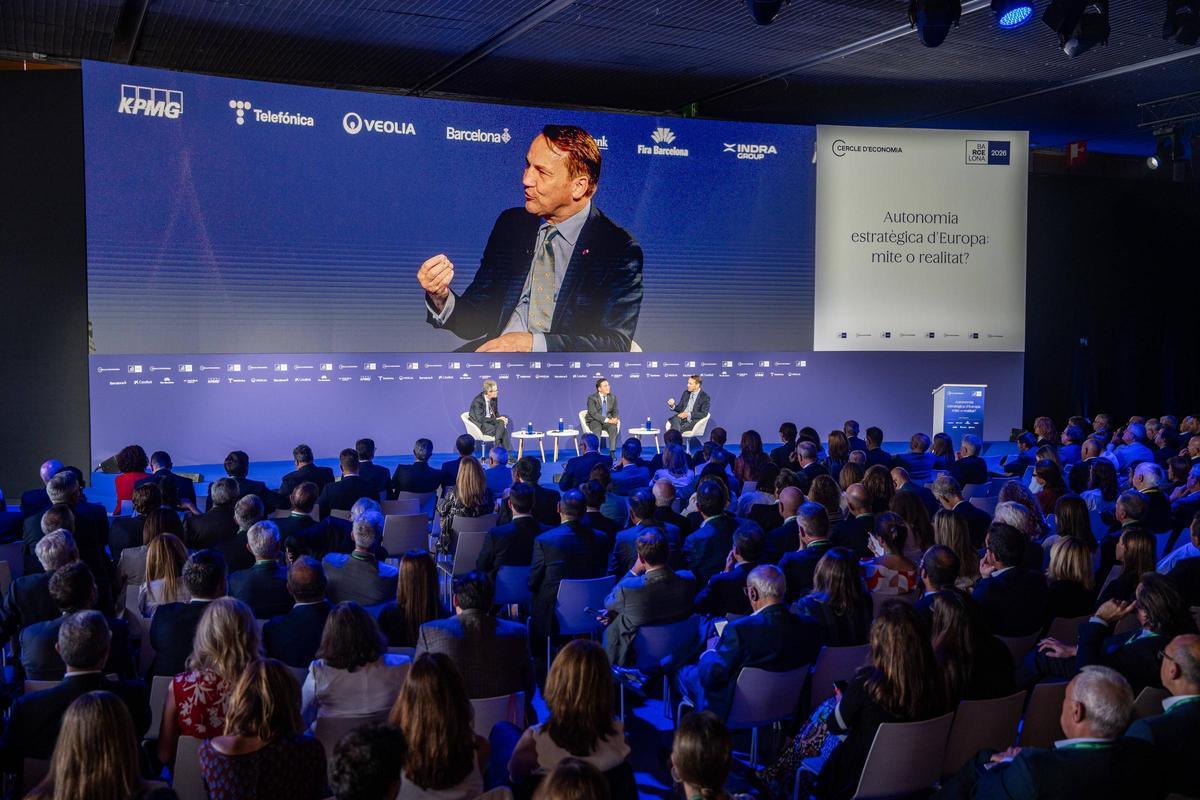 José Manuel Albares, ministro de Asuntos Exteriores, Unión Europea y Cooperación y Radosław Sikorski, viceprimer ministro y ministro de Asuntos Exteriores de Polonia en la Reunión Anual del Cercle d'Economía