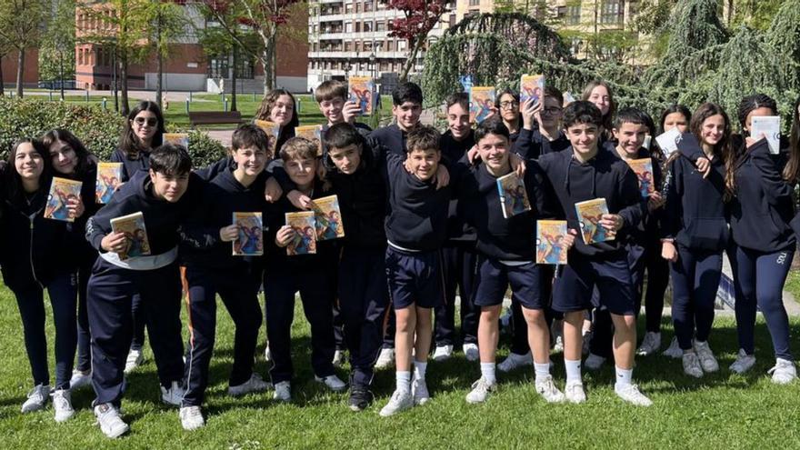 El alumnado de 2º de la ESO que ayer tuvo la clase de Literatura en la zona verde del Milán. | P. P.