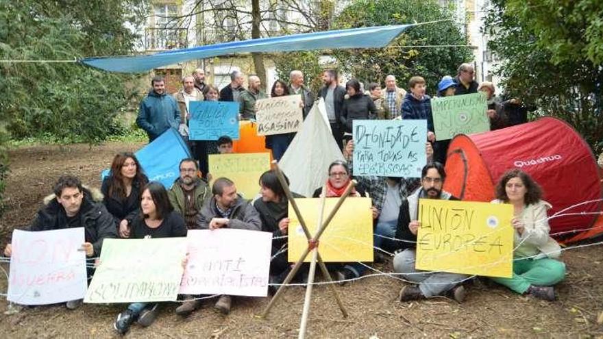 Militantes del BNG en el campamento de la plaza de Azcárrraga.