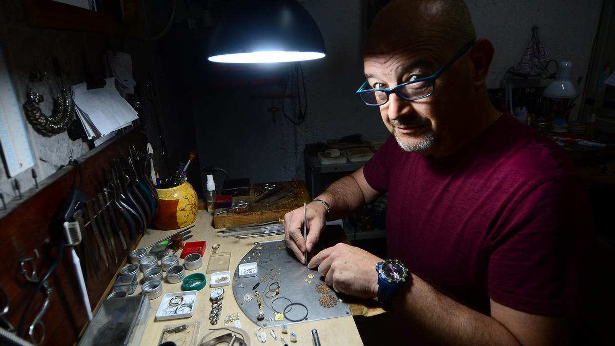 César en su taller de Torrejoncillo, que abrió con solo 18 años.