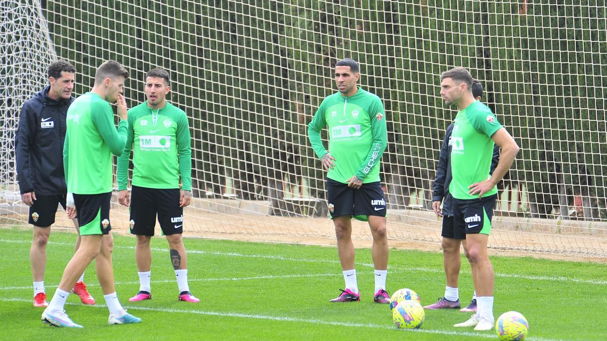 Los jugadores del Elche, durante el entrenamiento del pasado viernes