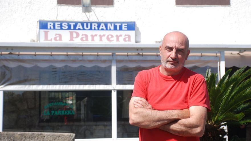 Félix Obeso Sánchez, delante de La Parrera, en Niembru (Llanes). | Ramón Díaz